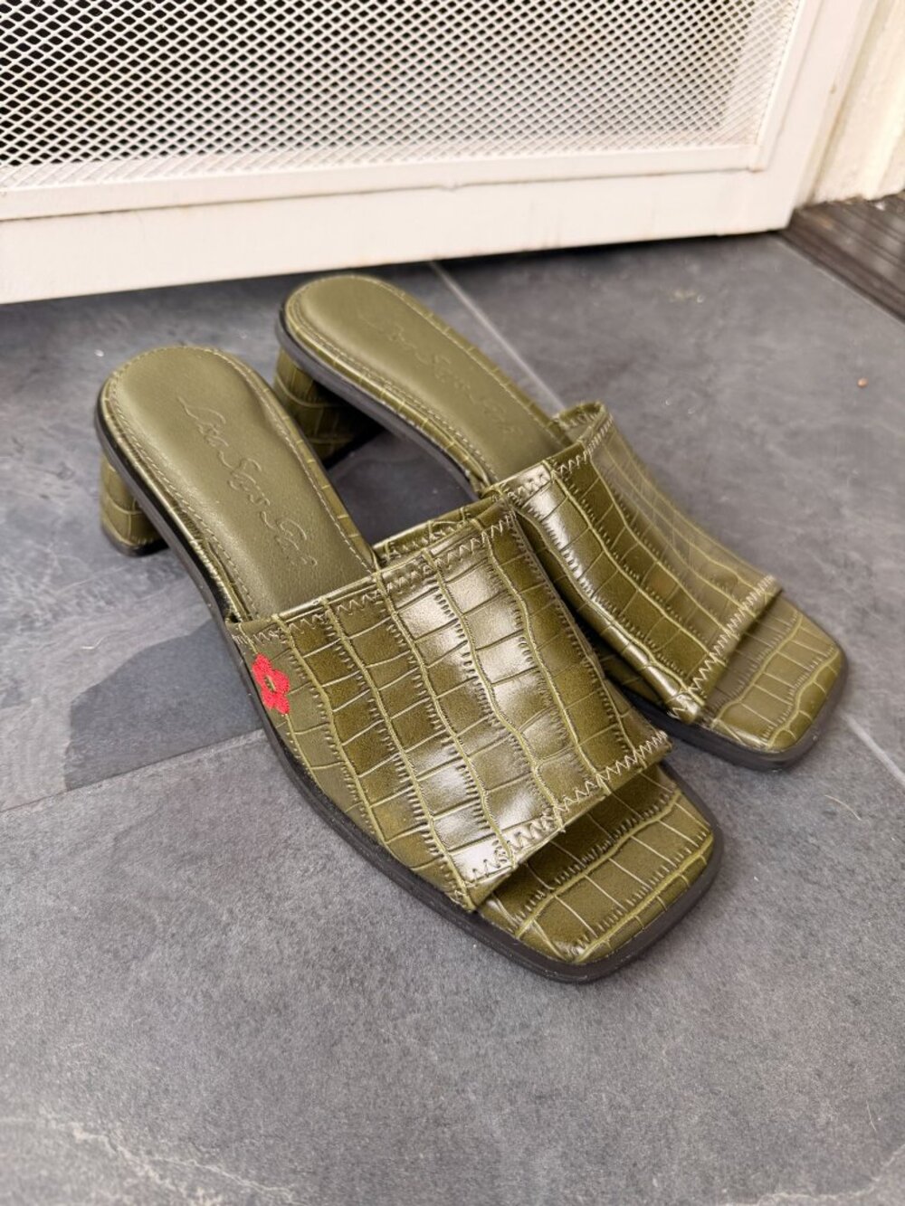 Lisa Says Gah 7.5 Olive Green Square Toe Slide Mules Croc-Embossed - Picture 8 of 8